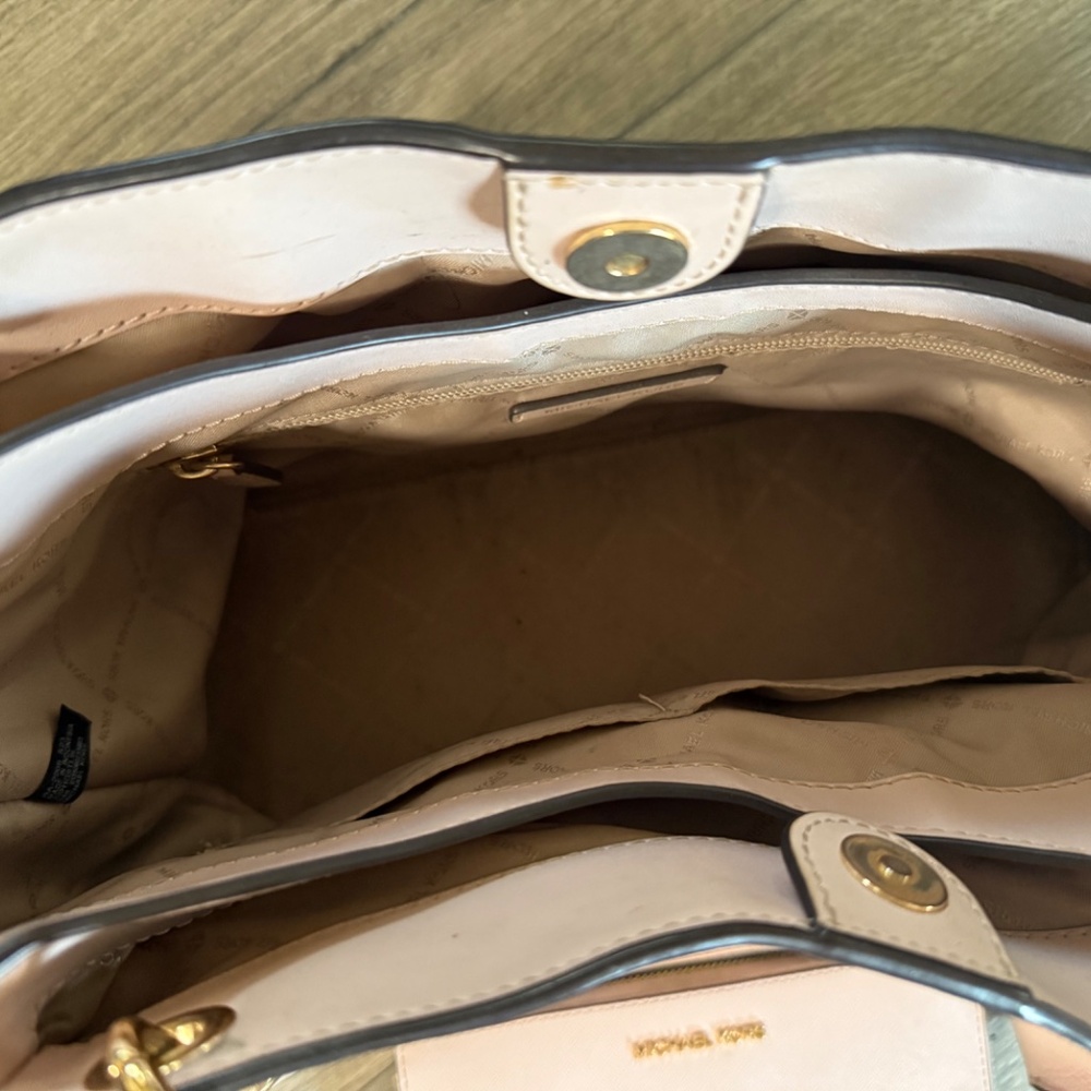 Purses - Picture 2 of 4